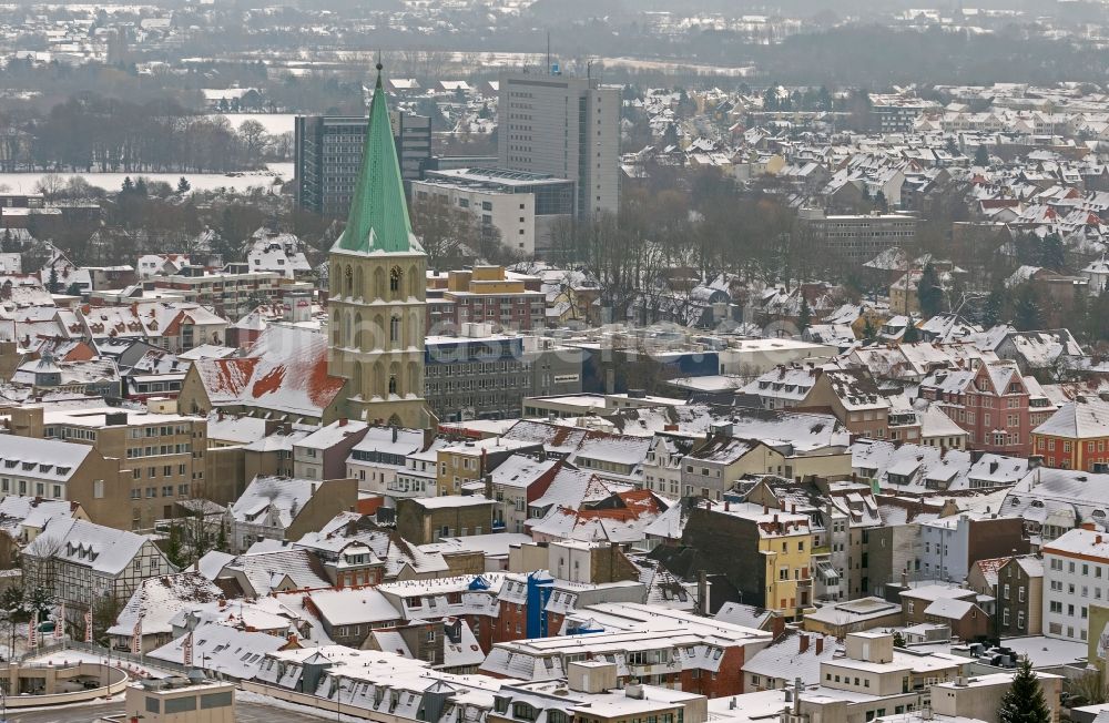 Luftaufnahme Hamm - Winter - Landschaft des mit Schnee bedeckten Stadtzentrums mit der Pauluskirche in Hamm in Nordrhein-Westfalen