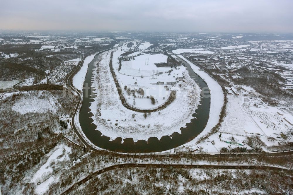 Hattingen von oben - Winter - Landschaft des mit Schnee bedeckten Ufer der Ruhrschleife an der Nierenhofer Strasse in Hattingen in Nordrhein-Westfalen