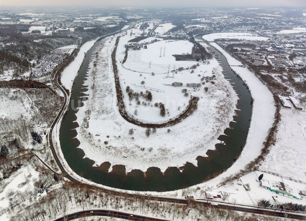 Hattingen aus der Vogelperspektive: Winter - Landschaft des mit Schnee bedeckten Ufer der Ruhrschleife an der Nierenhofer Strasse in Hattingen in Nordrhein-Westfalen