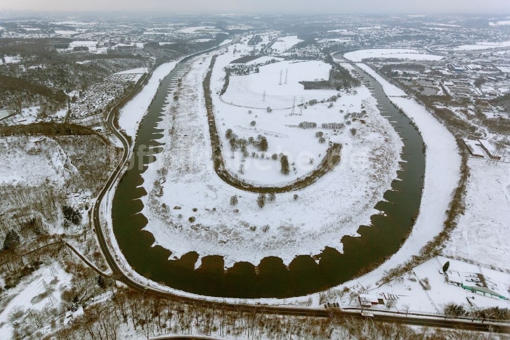 Luftbild Hattingen - Winter - Landschaft des mit Schnee bedeckten Ufer der Ruhrschleife an der Nierenhofer Strasse in Hattingen in Nordrhein-Westfalen