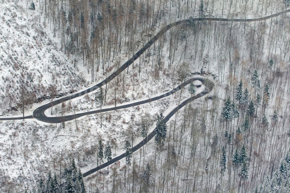 Meschede aus der Vogelperspektive: Winter - Landschaft des mit Schnee bedeckten Waldweg -Schleife bei Meschede im Sauerland in Nordrhein-Westfalen