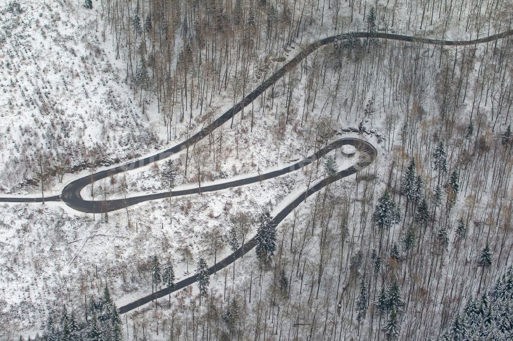 Luftbild Meschede - Winter - Landschaft des mit Schnee bedeckten Waldweg -Schleife bei Meschede im Sauerland in Nordrhein-Westfalen