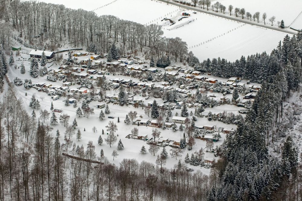 Olsberg von oben - Winter Landschaft der mit Schnee bedeckten Wintercampingplatz / Campingplatz Olsberg im Bundesland Nordrhein-Westfalen NRW