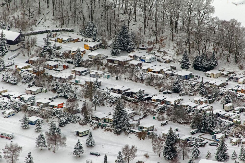 Olsberg aus der Vogelperspektive: Winter Landschaft der mit Schnee bedeckten Wintercampingplatz / Campingplatz Olsberg im Bundesland Nordrhein-Westfalen NRW