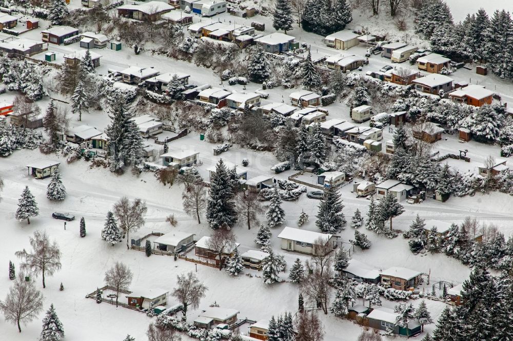 Luftbild Olsberg - Winter Landschaft der mit Schnee bedeckten Wintercampingplatz / Campingplatz Olsberg im Bundesland Nordrhein-Westfalen NRW