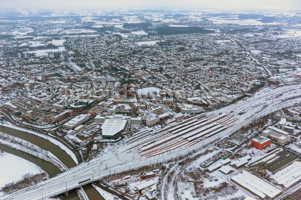 Hamm von oben - Winter - Landschaft des mit Schnee bedeckten Zentrum mit Bahnhof und Kleist-Forum in Hamm in Nordrhein-Westfalen