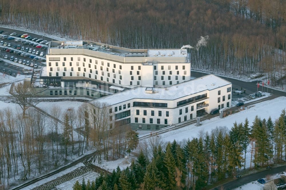 Luftaufnahme Sprockhoevel - Winter - Landschaft des mit Schnee Gebäude des IGM Bildungszentrum Sprockhoevel der Gewerkschaft IG Metall bei Sprockhoevel in Nordrhein-Westfalen