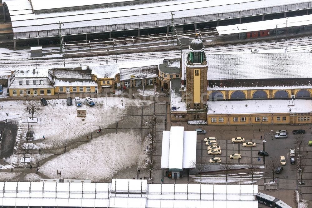 Luftaufnahme Hagen - Winter - Landschaft vom mit Schnee Hauptbahnhof der Deutschen Bahn in Hagen in Nordrhein-Westfalen