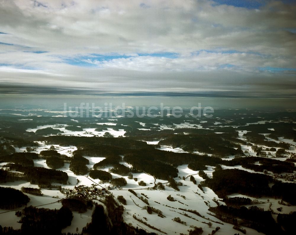 Ebermannstadt aus der Vogelperspektive: Winter - Landschaft mit Schnee und Nebel bedeckten Feldern der Fränkische n Schweiz bei Ebermannstadt in Bayern