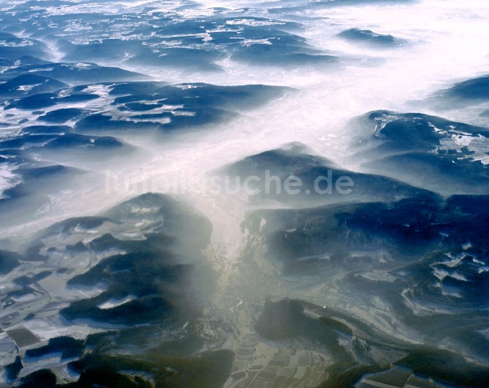 Luftbild Ebermannstadt - Winter - Landschaft mit Schnee und Nebel bedeckten Feldern der Fränkische n Schweiz bei Ebermannstadt in Bayern