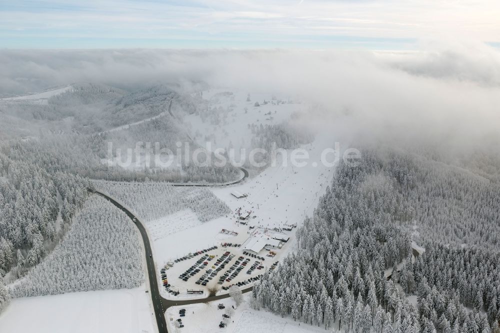 Luftbild Winterberg - Winter Landschaft der Ski Abfahrt und Skistrecken unterhalb des Berg Kahlen Asten im Hochsauerlandkreis HSK in Winterberg im Bundesland Nordrhein-Westfalen NRW