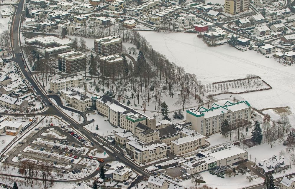 Meschede von oben - Winter - Landschaft des Stadtgebietes von Meschede im Bundesland Nordrhein-Westfalen