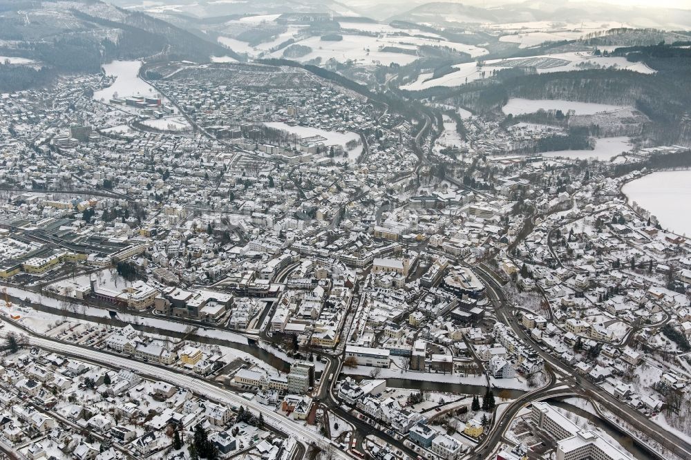 Meschede aus der Vogelperspektive: Winter - Landschaft des Stadtgebietes von Meschede im Bundesland Nordrhein-Westfalen