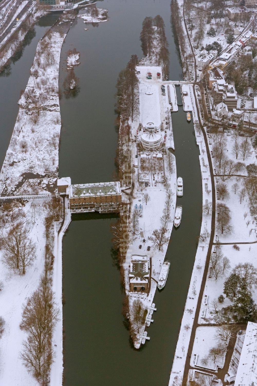 Mülheim an der Ruhr aus der Vogelperspektive: Winter Landschaft am Ufer der Ruhr mit Wasserbahnhof Mülheim Ruhr und dem Haus Ruhrnatur sowie Anlegestellen für Fahrgastschiffe der Weiße Flotte in Mülheim an der Ruhr im Bundesland Nordrhein-Westfalen NRW