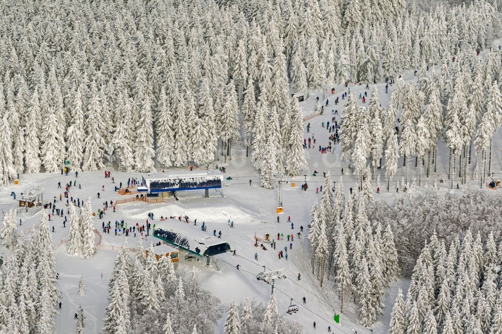 Winterberg von oben - Winter Landschaft der verschneiten Bergstation am Skilift in der Winterberger Büre in Winterberg im Bundesland Nordrhein-Westfalen NRW