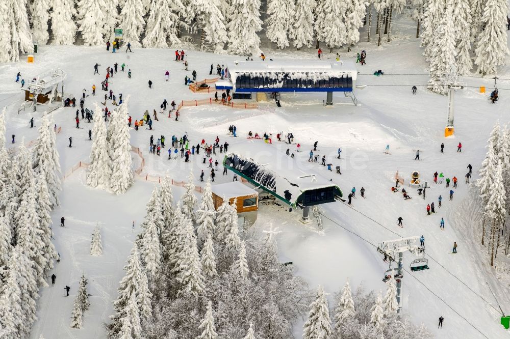 Winterberg aus der Vogelperspektive: Winter Landschaft der verschneiten Bergstation am Skilift in der Winterberger Büre in Winterberg im Bundesland Nordrhein-Westfalen NRW