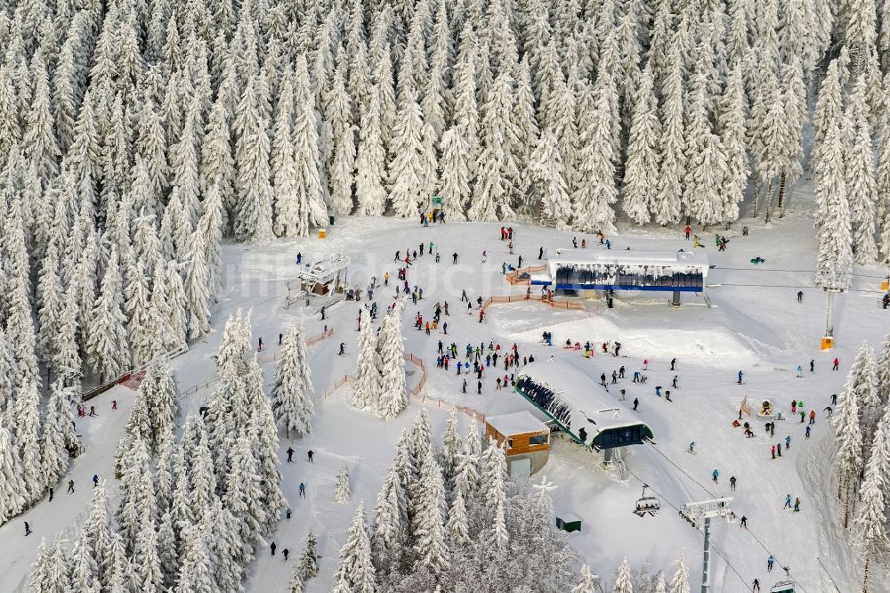 Luftbild Winterberg - Winter Landschaft der verschneiten Bergstation am Skilift in der Winterberger Büre in Winterberg im Bundesland Nordrhein-Westfalen NRW