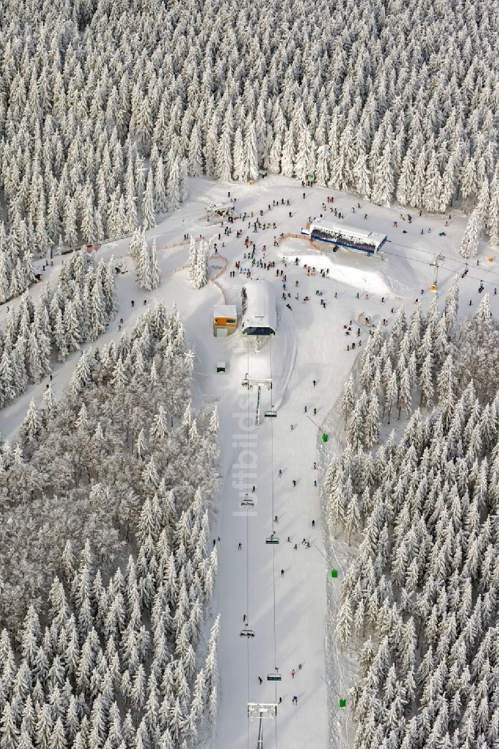 Luftaufnahme Winterberg - Winter Landschaft der verschneiten Bergstation am Skilift in der Winterberger Büre in Winterberg im Bundesland Nordrhein-Westfalen NRW