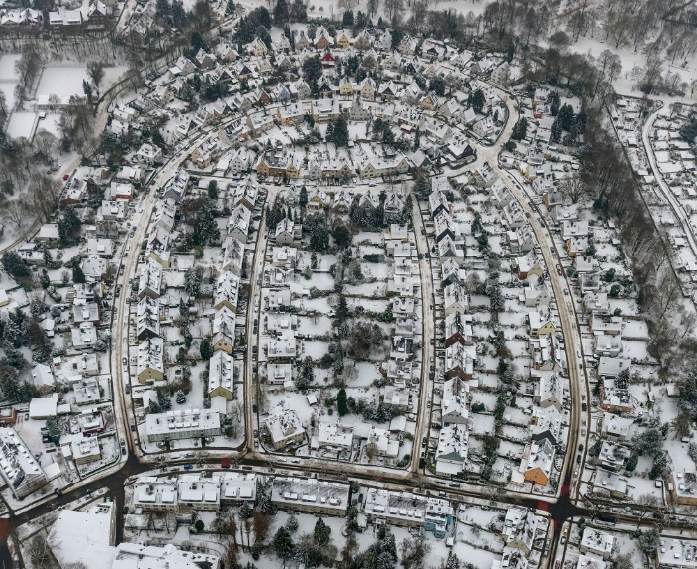 Luftaufnahme Essen - Winter - Landschaft der verschneiten, in Hufeisen - Form errichteten Wohnsiedlung Auf dem Holleter, Hofringstraße, Gehrberg, in Essen in Nordrhein-Westfalen