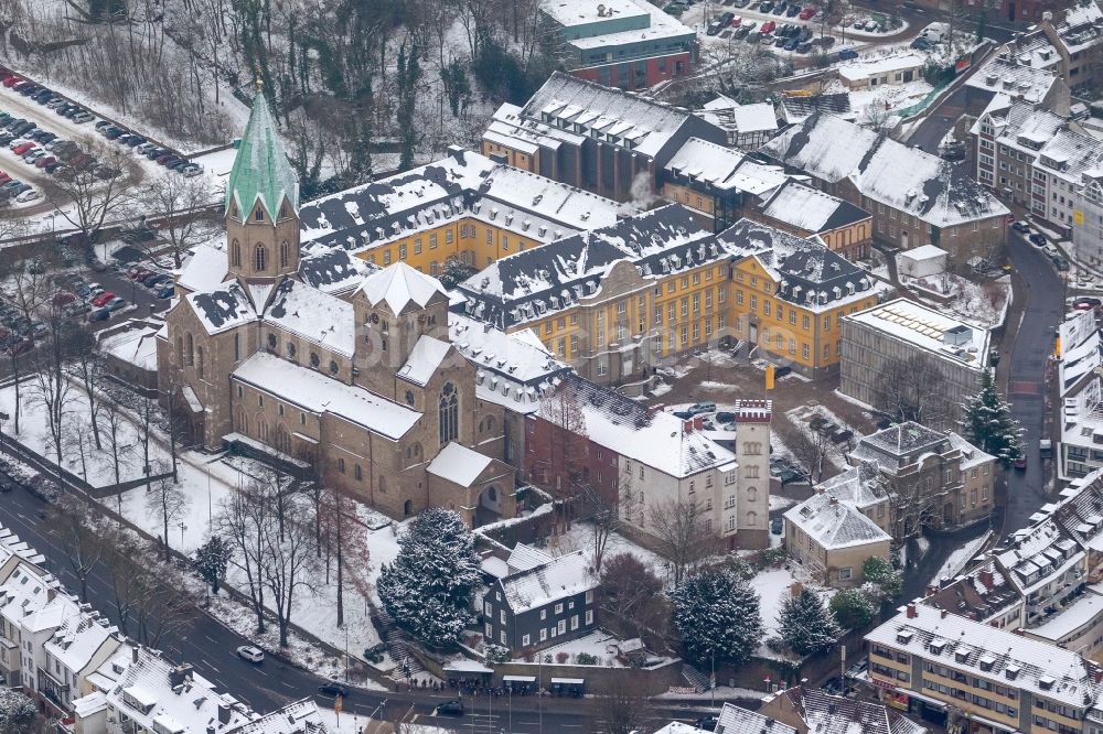 Essen von oben - Winter lich mit Schnee bedecktes Gebäude - Ensemble der Folkwang Hochschule und Abteikirche der Basilika St. Ludgerus in Essen OT Werden im Bundesland Nordrhein-Westfalen NRW