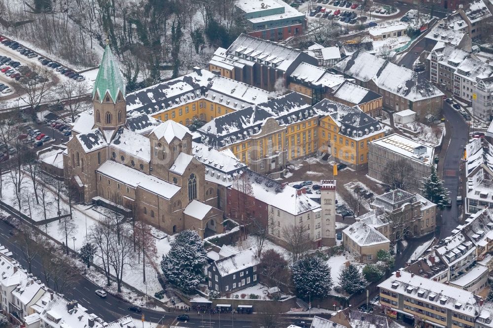 Essen aus der Vogelperspektive: Winter lich mit Schnee bedecktes Gebäude - Ensemble der Folkwang Hochschule und Abteikirche der Basilika St. Ludgerus in Essen OT Werden im Bundesland Nordrhein-Westfalen NRW