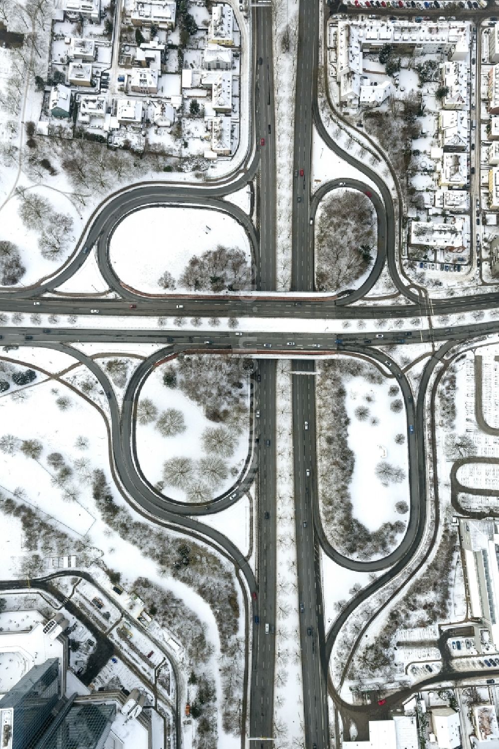 Dortmund von oben - Winter - Luftbild des Areales an der Ardeystraße zur Landesstraße L684 mit Brückenbauwerken in Dortmund im Bundesland Nordrhein-Westfalen