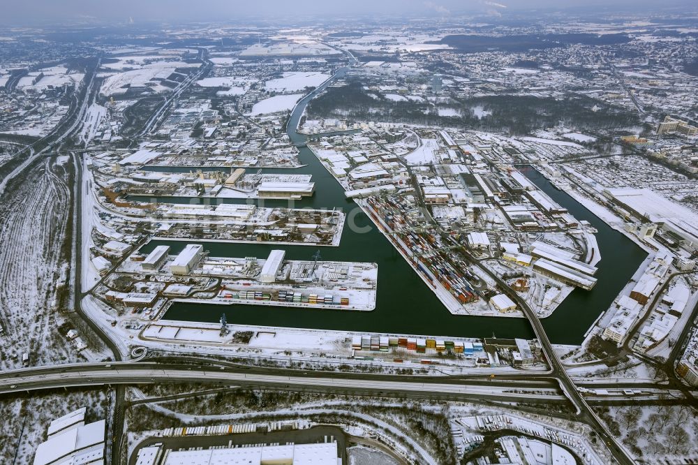 Luftaufnahme Dortmund - Winter - Luftbild vom mit Schnee bedecktem Gelände des Binnenhafens mit dem Sitz der Entsorgungsfirma Envio in Dortmund im Bundesland Nordrhein-Westfalen