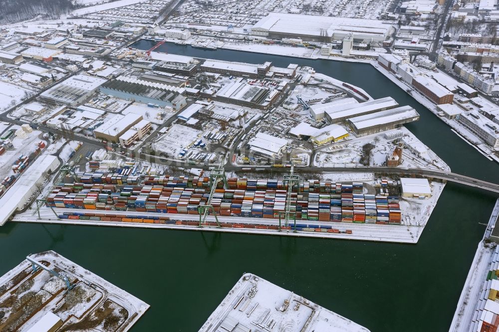 Dortmund aus der Vogelperspektive: Winter - Luftbild vom mit Schnee bedecktem Gelände des Binnenhafens mit dem Sitz der Entsorgungsfirma Envio in Dortmund im Bundesland Nordrhein-Westfalen