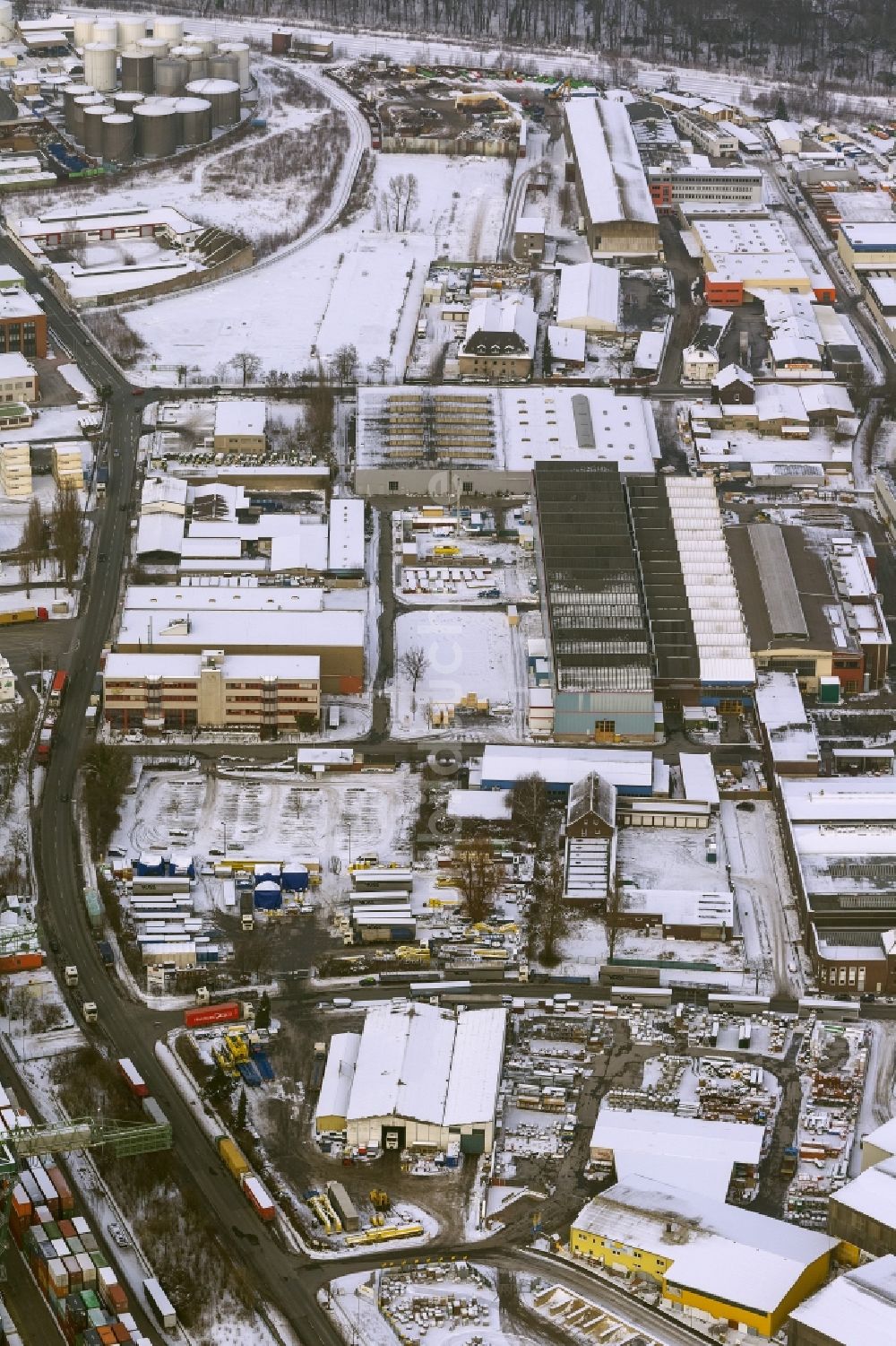 Dortmund von oben - Winter - Luftbild vom mit Schnee bedecktem Gelände des Binnenhafens mit dem Sitz der Entsorgungsfirma Envio in Dortmund im Bundesland Nordrhein-Westfalen