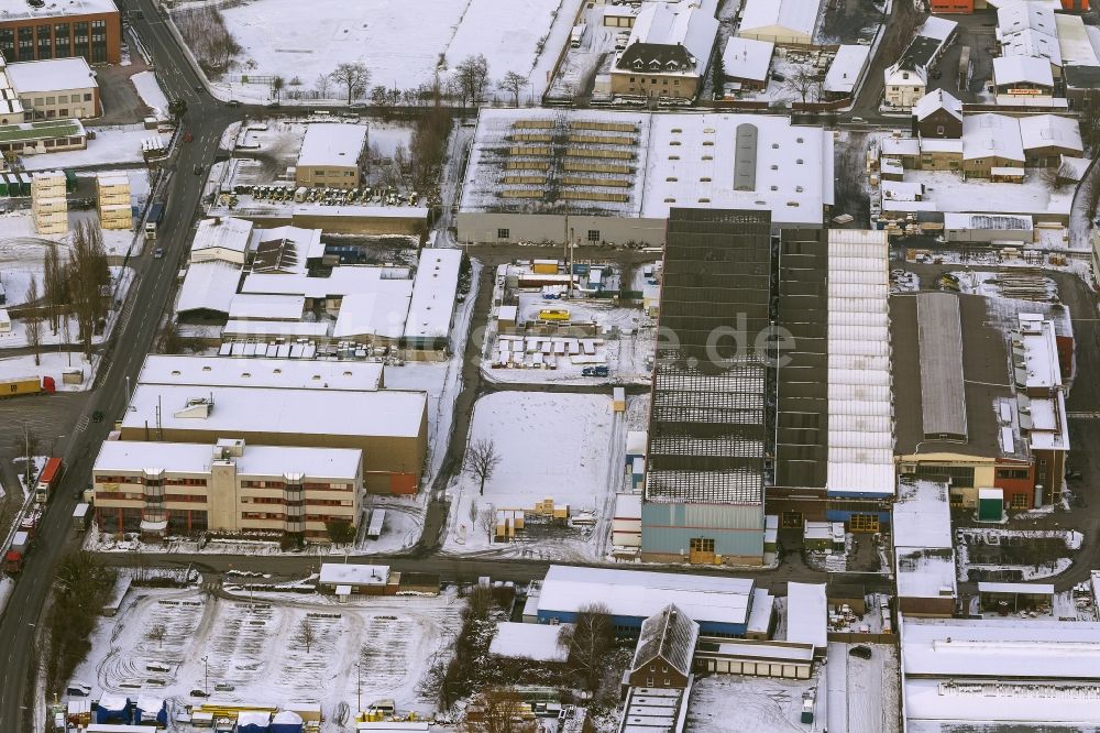 Luftbild Dortmund - Winter - Luftbild vom mit Schnee bedecktem Gelände des Binnenhafens mit dem Sitz der Entsorgungsfirma Envio in Dortmund im Bundesland Nordrhein-Westfalen