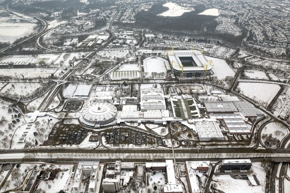 Dortmund von oben - Winter - Luftbild vom mit Schnee bedecktem Gelände des Borusseum , dem Stadion Signal Iduna Park des BVB in Dortmund im Bundesland Nordrhein-Westfalen