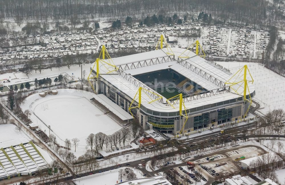 Dortmund aus der Vogelperspektive: Winter - Luftbild vom mit Schnee bedecktem Gelände des Borusseum , dem Stadion Signal Iduna Park des BVB in Dortmund im Bundesland Nordrhein-Westfalen