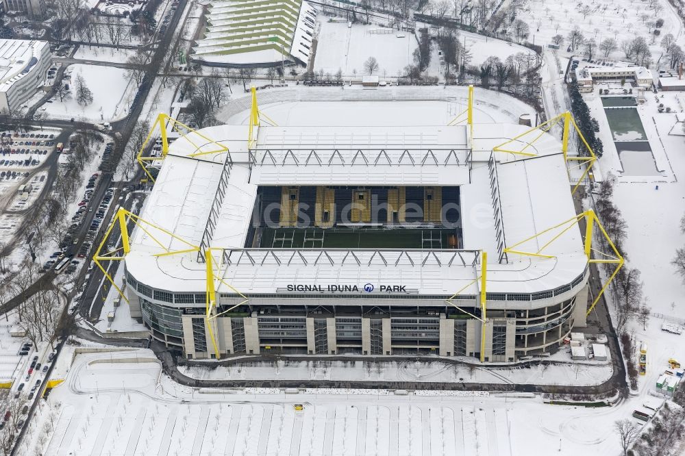 Luftbild Dortmund - Winter - Luftbild vom mit Schnee bedecktem Gelände des Borusseum , dem Stadion Signal Iduna Park des BVB in Dortmund im Bundesland Nordrhein-Westfalen