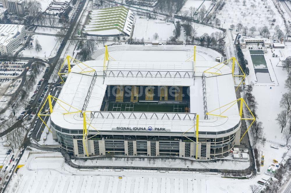 Luftaufnahme Dortmund - Winter - Luftbild vom mit Schnee bedecktem Gelände des Borusseum , dem Stadion Signal Iduna Park des BVB in Dortmund im Bundesland Nordrhein-Westfalen