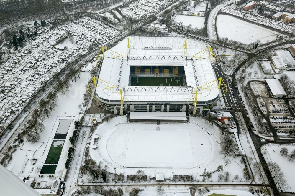 Dortmund aus der Vogelperspektive: Winter - Luftbild vom mit Schnee bedecktem Gelände des Borusseum , dem Stadion Signal Iduna Park des BVB in Dortmund im Bundesland Nordrhein-Westfalen