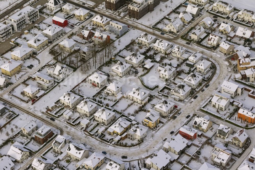 Luftbild Dortmund - Winter - Luftbild vom mit Schnee bedecktem Gelände des Wohngebietes am Florenzer Weg im Stadtteil Stadtkrone Ost in Dortmund im Bundesland Nordrhein-Westfalen