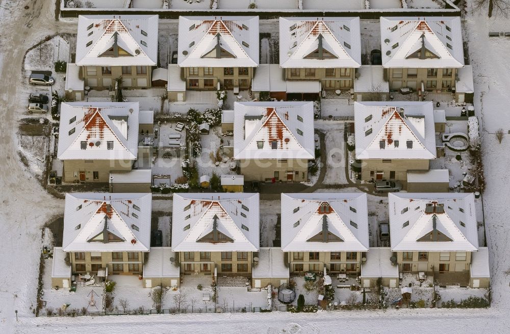 Dortmund von oben - Winter - Luftbild vom mit Schnee bedecktem Gelände des Wohngebietes am Florenzer Weg im Stadtteil Stadtkrone Ost in Dortmund im Bundesland Nordrhein-Westfalen