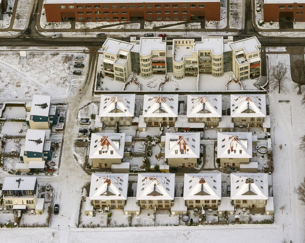 Luftbild Dortmund - Winter - Luftbild vom mit Schnee bedecktem Gelände des Wohngebietes am Florenzer Weg im Stadtteil Stadtkrone Ost in Dortmund im Bundesland Nordrhein-Westfalen