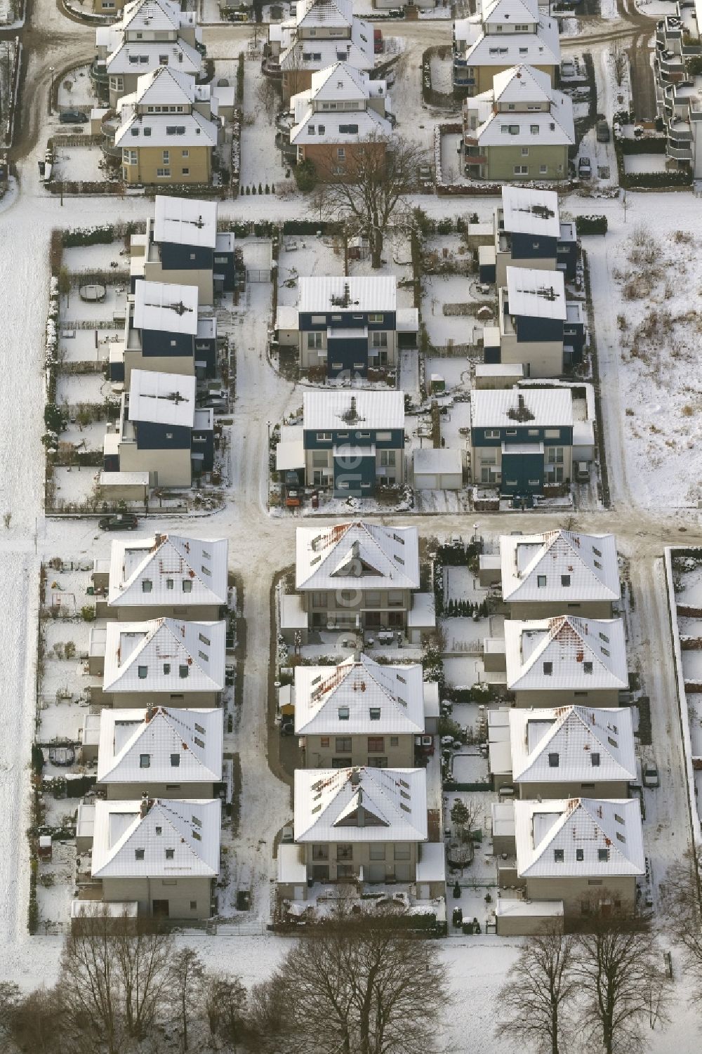 Luftaufnahme Dortmund - Winter - Luftbild vom mit Schnee bedecktem Gelände des Wohngebietes am Florenzer Weg im Stadtteil Stadtkrone Ost in Dortmund im Bundesland Nordrhein-Westfalen