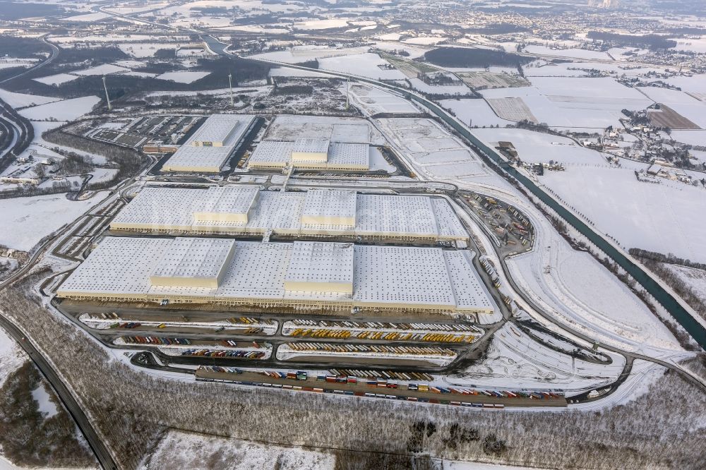 Dortmund von oben - Winter - Luftbild der mit Schnee bedeckten Europazentrale des Logistikzentrums von IKEA im Stadtteil Ellinghausen von Dortmund im Bundesland Nordrhein-Westfalen