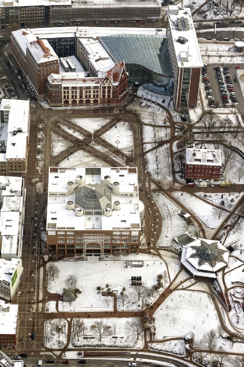 Luftaufnahme Dortmund - Winter - Luftbild des schneebedeckten Gebäude am Dortmunder Rathaus am Friedensplatz in Dortmund im Bundesland Nordrhein-Westfalen