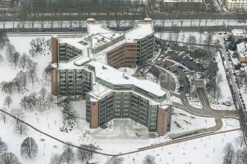 Dortmund aus der Vogelperspektive: Winter - Luftbild des schneebedeckten Gebäudes der Signal-Iduna Hauptverwaltung, einer Versicherung in Dortmund im Bundesland Nordrhein-Westfalen