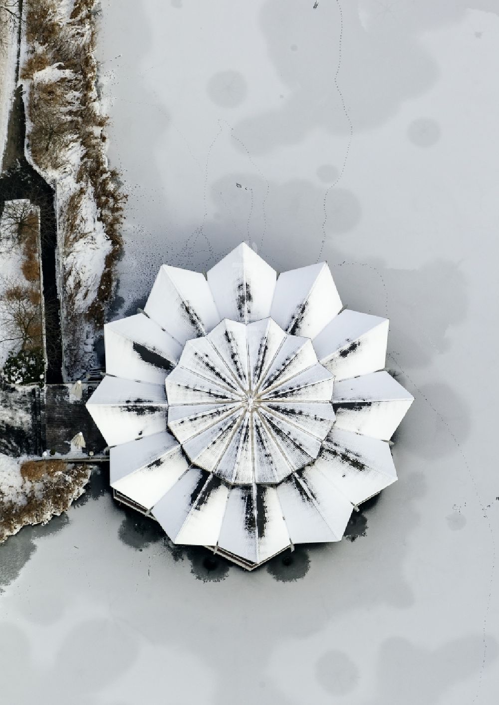 Dortmund von oben - Winter - Luftbild des schneebedeckten Park am Buschmühlenhof Schürmanns im Westfalenpark in Dortmund im Bundesland Nordrhein-Westfalen