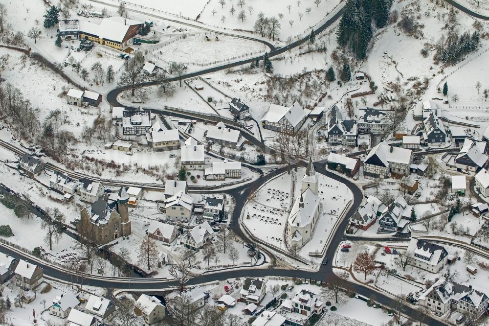 Luftaufnahme Olsberg - Winter - Ortsansicht der mit Schnee bedeckten Innenstadt an der Brunskappeler Kirche und dem Schloss Wildenberg in Olsberg im Sauerland in Nordrhein-Westfalen NRW