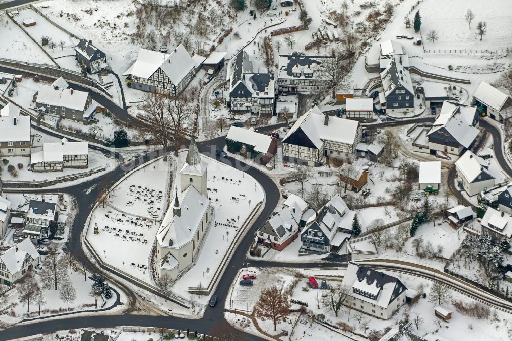 Olsberg von oben - Winter - Ortsansicht der mit Schnee bedeckten Innenstadt an der Brunskappeler Kirche und dem Schloss Wildenberg in Olsberg im Sauerland in Nordrhein-Westfalen NRW