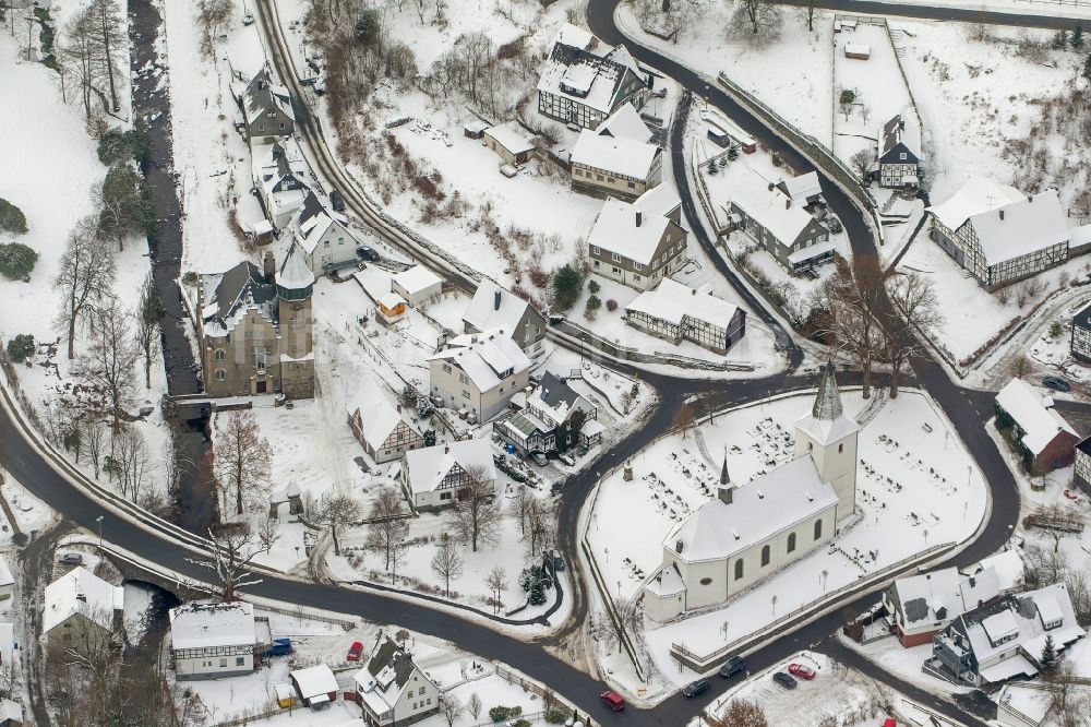 Olsberg aus der Vogelperspektive: Winter - Ortsansicht der mit Schnee bedeckten Innenstadt an der Brunskappeler Kirche und dem Schloss Wildenberg in Olsberg im Sauerland in Nordrhein-Westfalen NRW