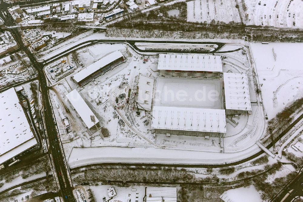 Essen aus der Vogelperspektive: Winter mit schneebedecktem Gelände am Neubau der vierten Tribühne des Georg-Meches-Stadion / Fussballstadion in der Hafenstraße in Essen im Bundesland Nordrhein-Westfalen NRW