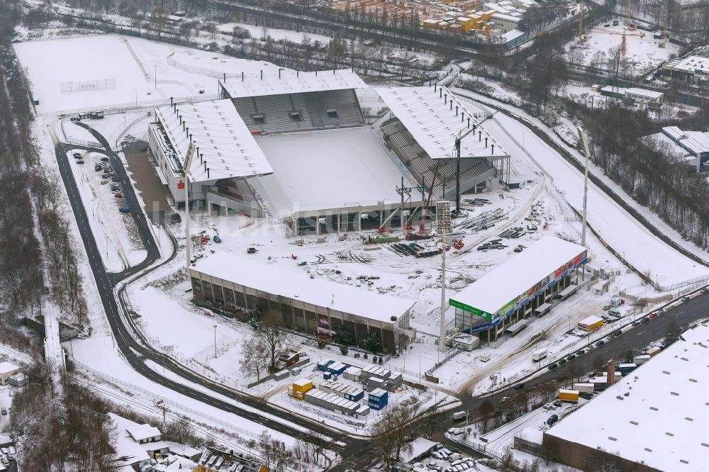 Luftaufnahme Essen - Winter mit schneebedecktem Gelände am Neubau der vierten Tribühne des Georg-Meches-Stadion / Fussballstadion in der Hafenstraße in Essen im Bundesland Nordrhein-Westfalen NRW