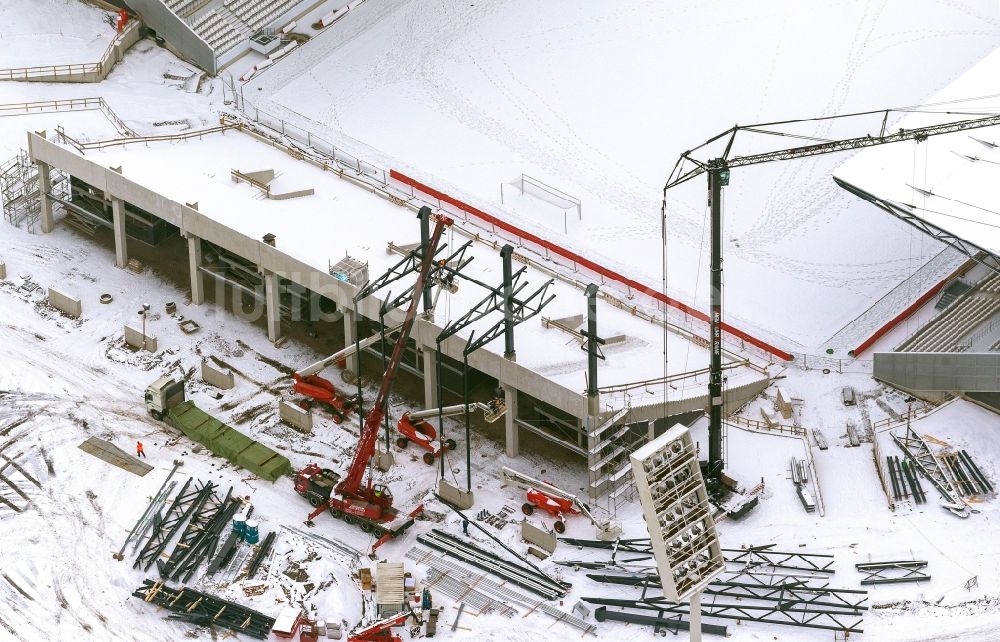 Essen von oben - Winter mit schneebedecktem Gelände am Neubau der vierten Tribühne des Georg-Meches-Stadion / Fussballstadion in der Hafenstraße in Essen im Bundesland Nordrhein-Westfalen NRW