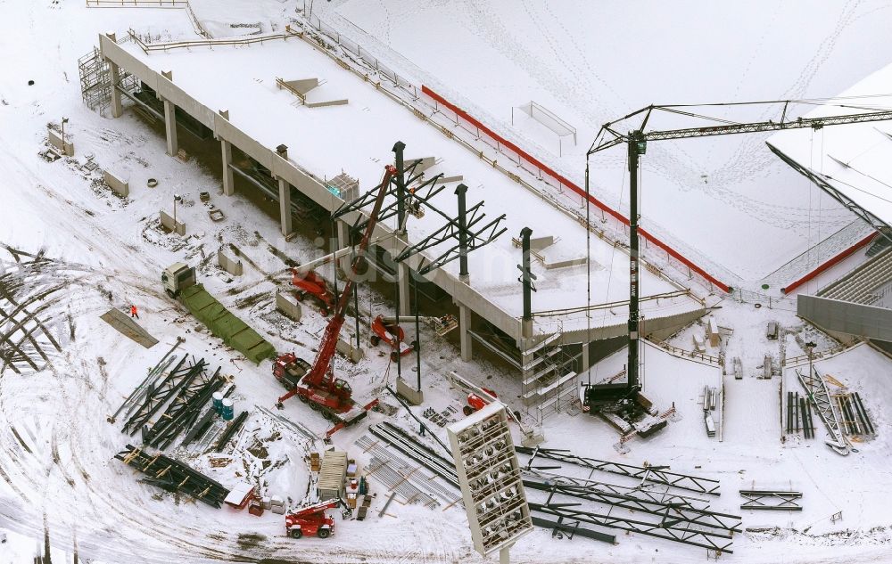 Essen aus der Vogelperspektive: Winter mit schneebedecktem Gelände am Neubau der vierten Tribühne des Georg-Meches-Stadion / Fussballstadion in der Hafenstraße in Essen im Bundesland Nordrhein-Westfalen NRW